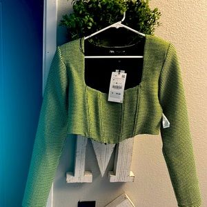 Zara es negra con verde esta nueva